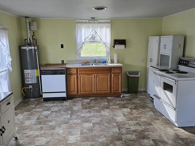 213 Roxbury St — Photo 2