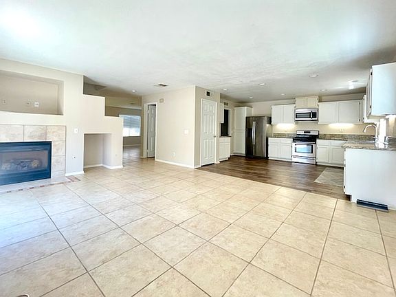 4th image of 2514 Hidden Creek St