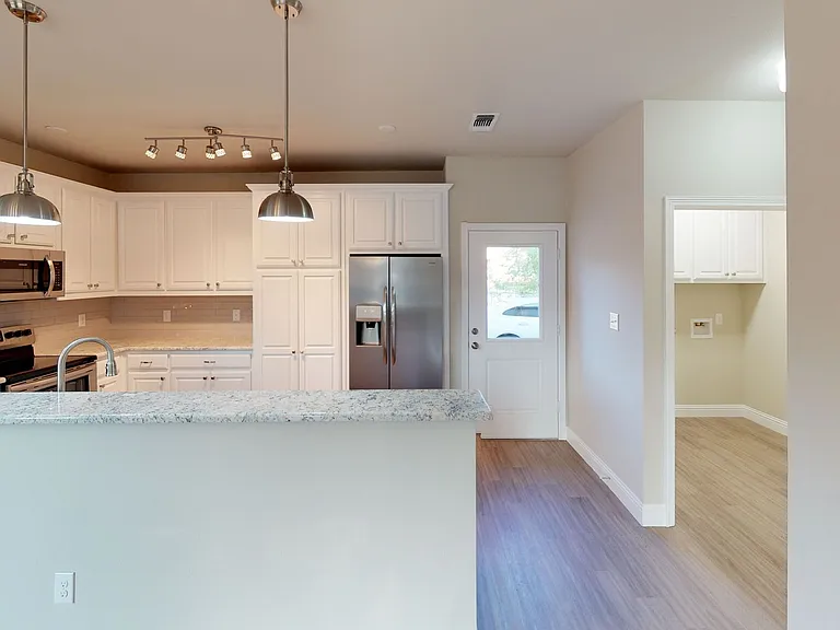 1003 Avenue A — Photo 17