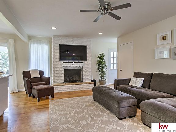 3rd image of 921 S 217th St