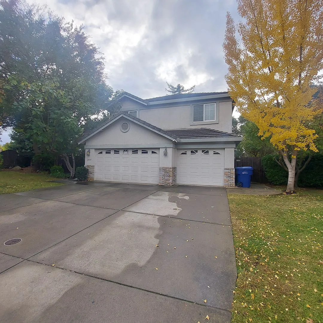 Large 5 bedroom, 3 bath home in the heart of Carmichael with 3 car garage, pool and more! — Photo 2