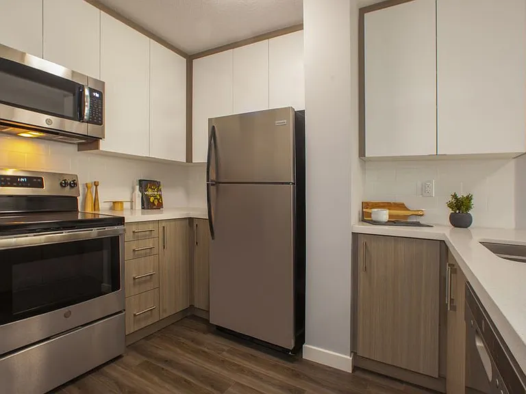 2575 Danforth Ave — Photo 44