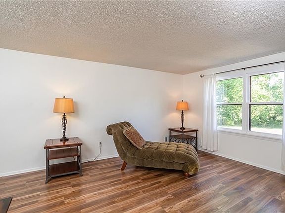 4th image of 20 Chesterton Ct