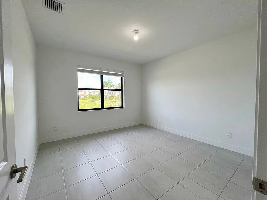 3 bed, 3.0 bath, 2110 sqft, $3,849 — Photo 4