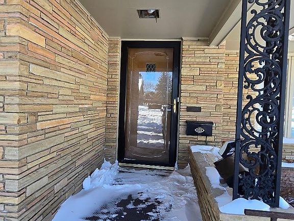 2nd image of 910 3rd Ave SW