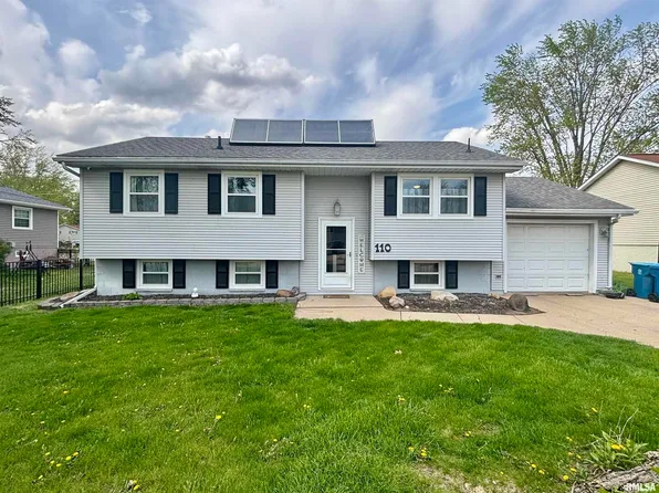 110 Country Ct, De Witt, IA 52742