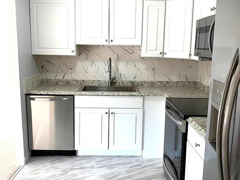 20 Scarborough Ln #D — Photo 5