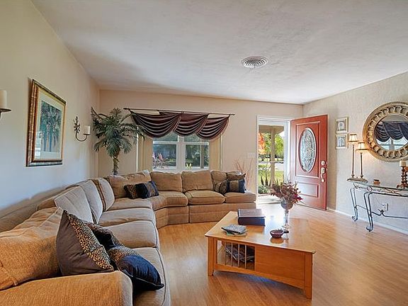 3rd image of 1212 Wellington Dr