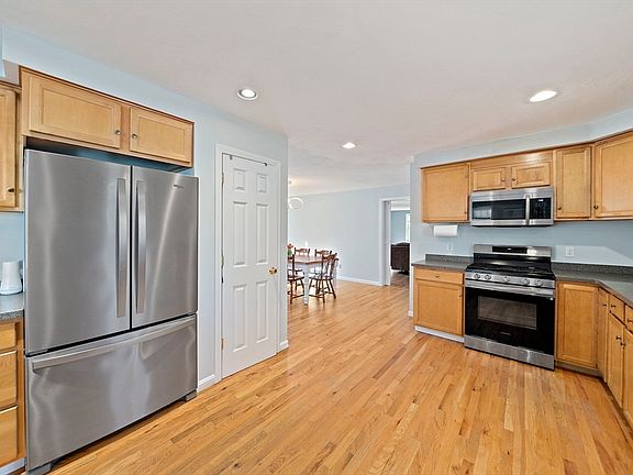 3rd image of 124 Pond St