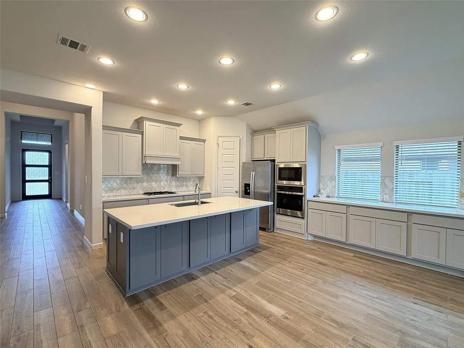 4 bed, 3.0 bath, 2547 sqft, $3,100 — Photo 4