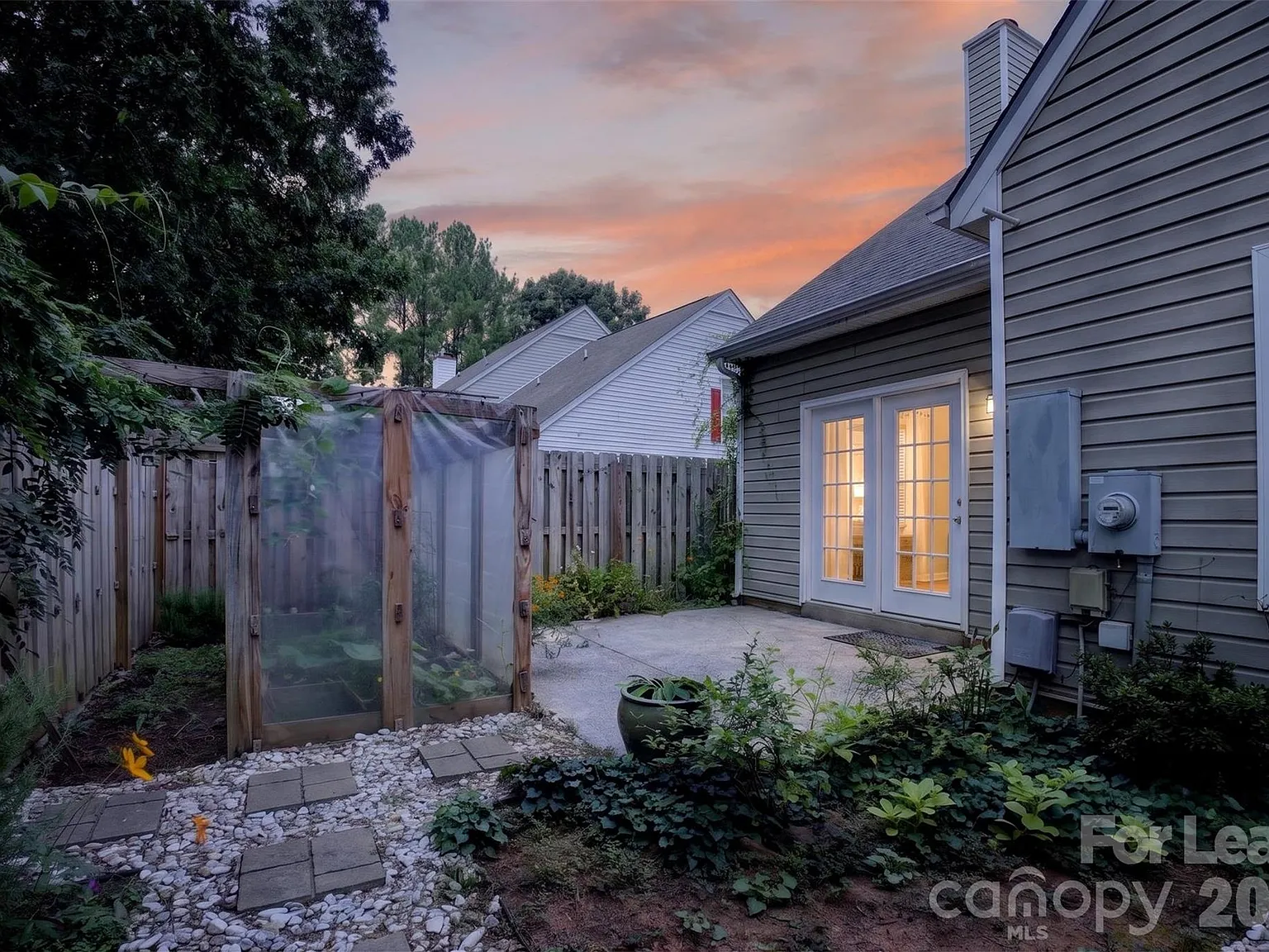 3 bed, 2.0 bath, $2,300 — Photo 2