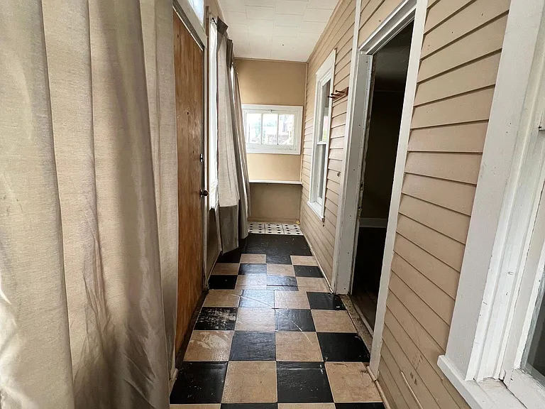 1050 W Park St — Photo 4