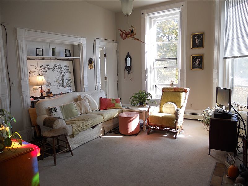 Living Room (Upper 1 BR)