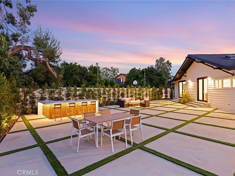 6016 N Woodlake Ave — Photo 24