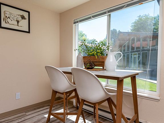 Arlo on 10th | Model Dining Area