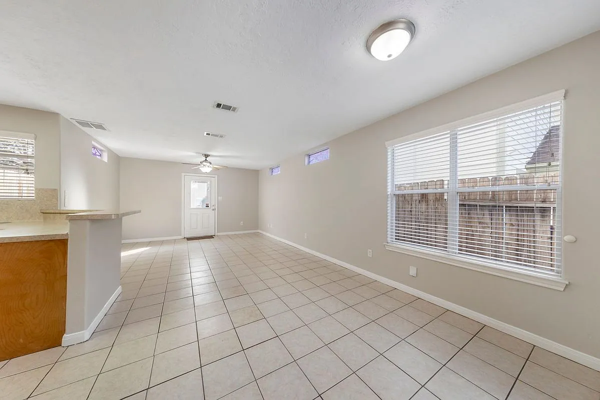 3 bed, 3.0 bath, 1490 sqft, $1,850 — Photo 4