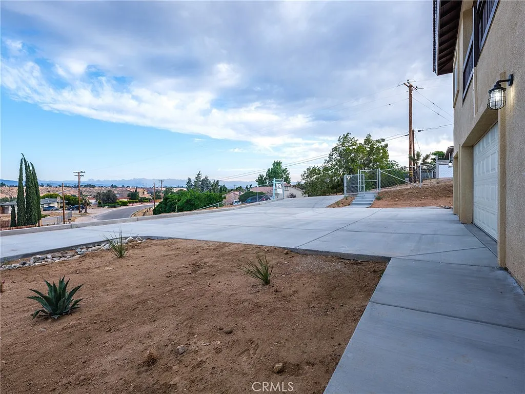 5 bed, 4.5 bath, 3205 sqft, $3,950 — Photo 4