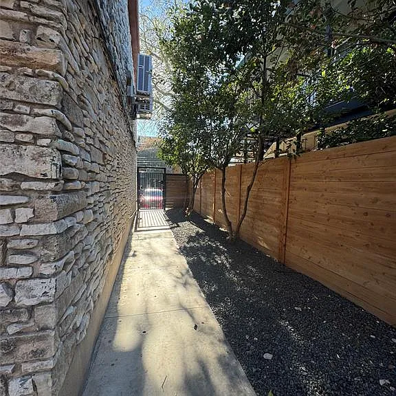 400 E 30th St #101 — Photo 31