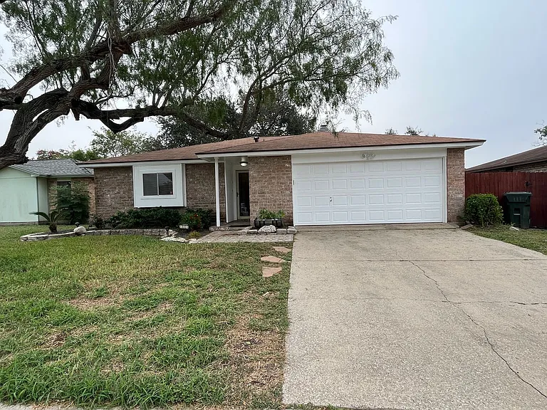2118 Meadowgrove Dr — Photo 1