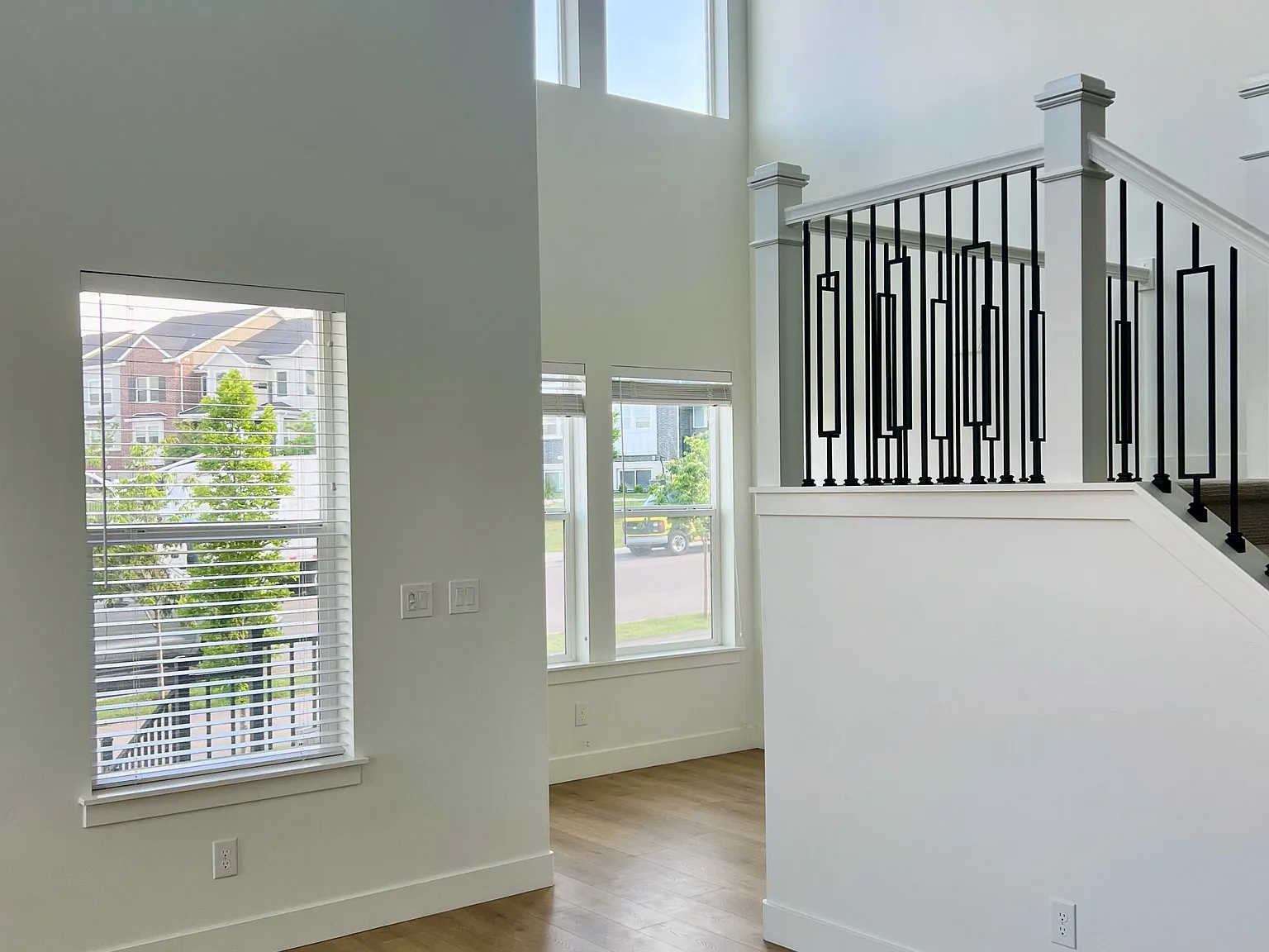 3 bed, 2.5 bath, 2381 sqft, $2,450 — Photo 2