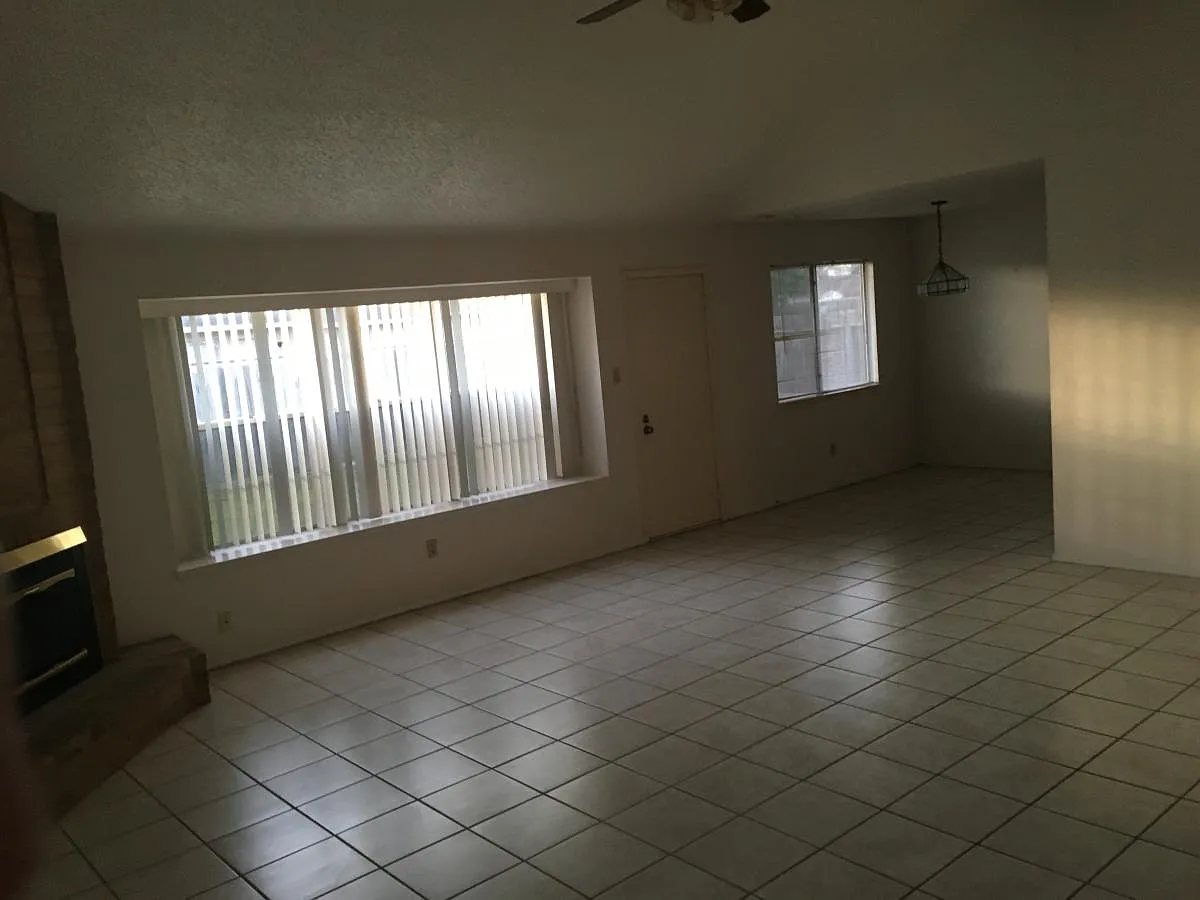 3 bed, 1344 sqft, $1,695 — Photo 3