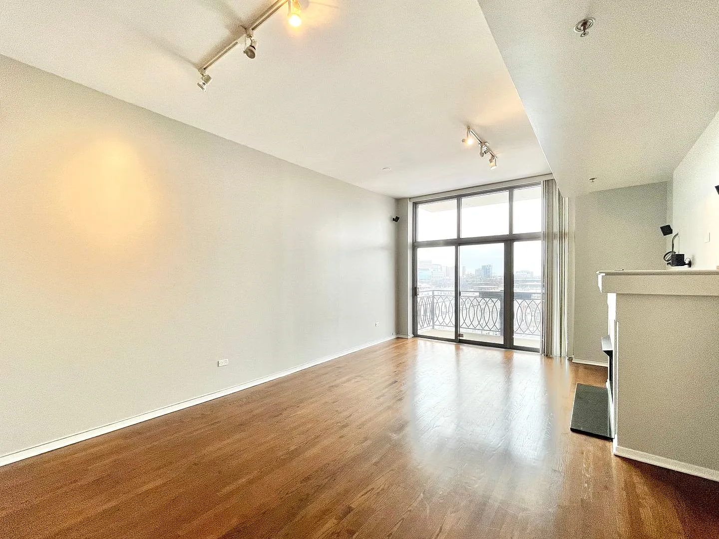 Stunning 2bed/2bath condo in West Loop! — Photo 2