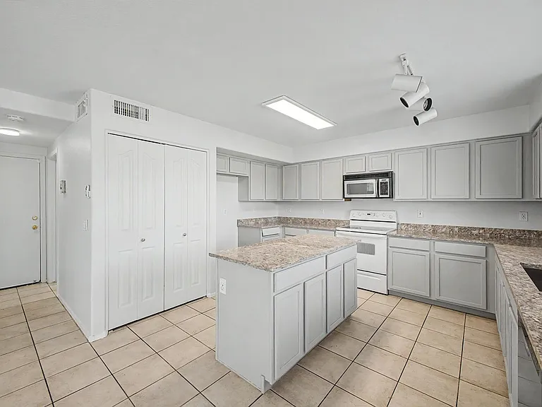 1295 S Honeysuckle Ln — Photo 10