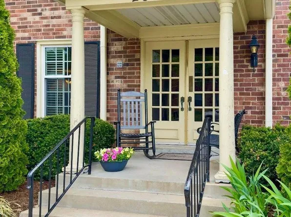 263 Stonehenge Dr APT 104, Saint Matthews, KY 40207