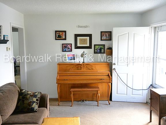 5th image of 374 E McMillan Ln