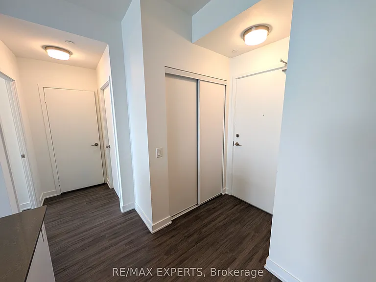 681 Yonge St #527 — Photo 3