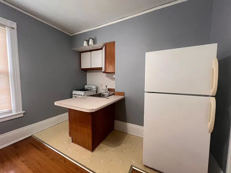 1830 N Oakland Ave — Photo 5