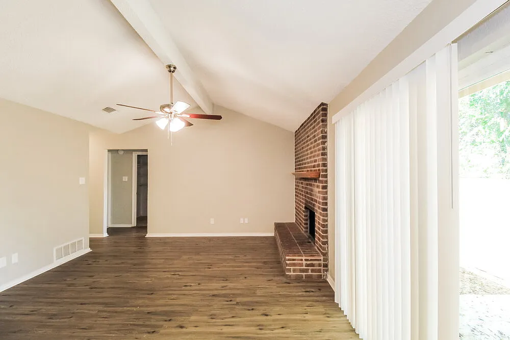 3 bed, 2.0 bath, 1200 sqft, $1,800 — Photo 4
