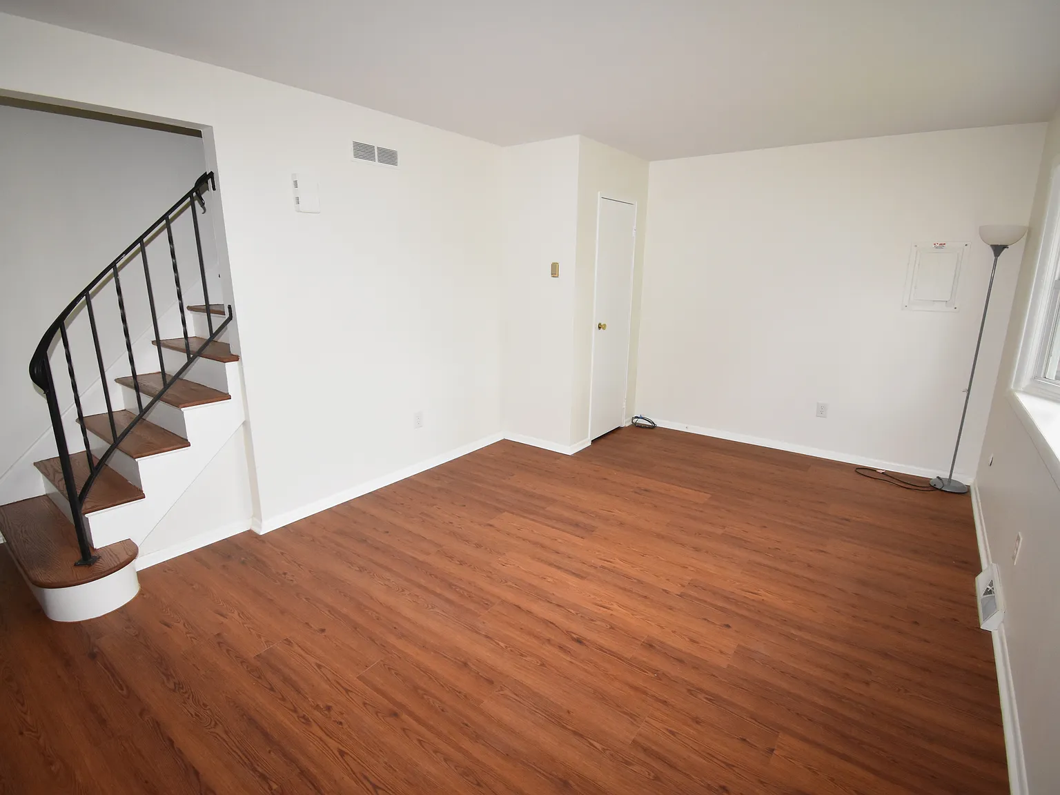 3 bed, 1.5 bath, 1008 sqft, $2,300 — Photo 3
