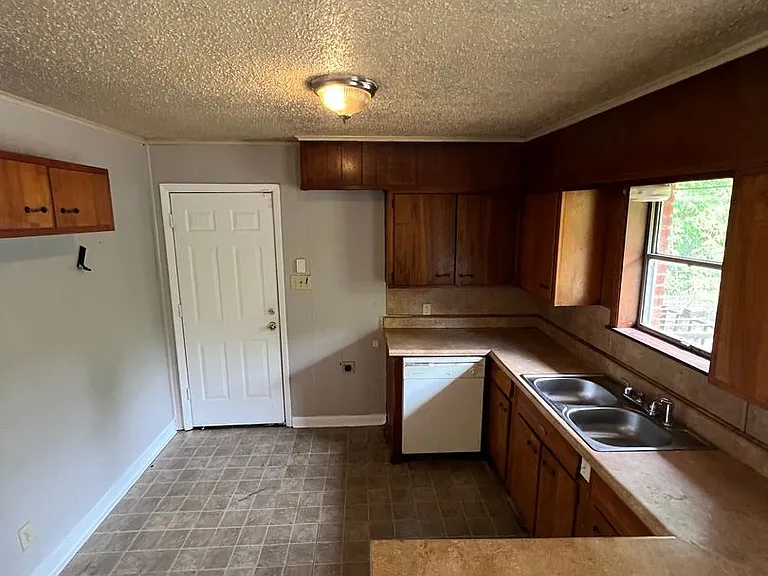 919 Pine Tree Dr — Photo 2