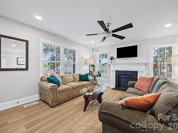4th image of 806 Cedar St