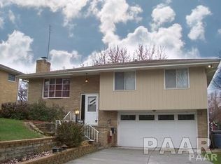 1302 Coolidge Ave, Pekin, IL 61554