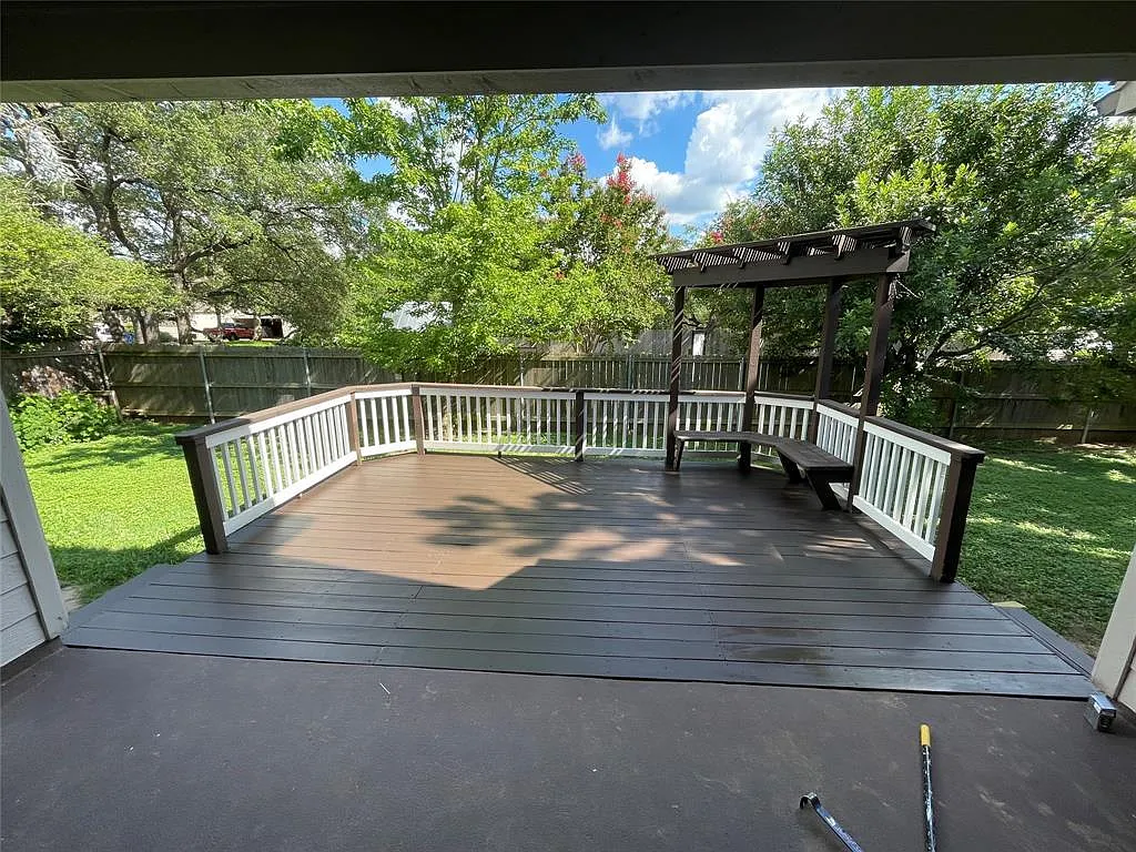 5 bed, 2.5 bath, 2931 sqft, $3,500 — Photo 2