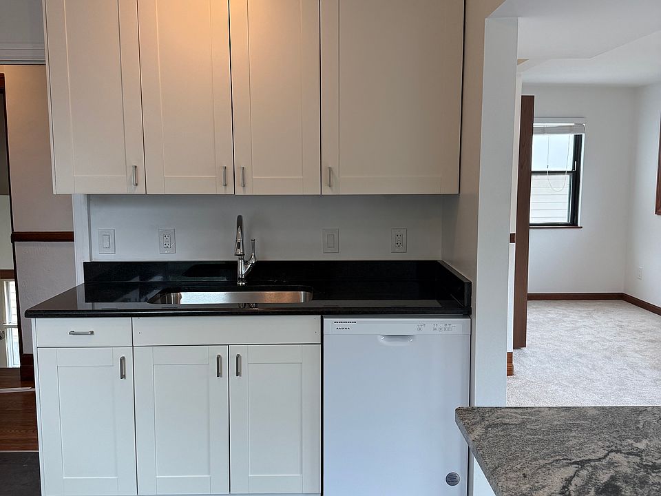 Dishwasher, Garbage Disposal - Dimmable Lighting