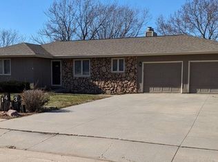 1413 Lake Shore Dr, Beatrice, NE 68310