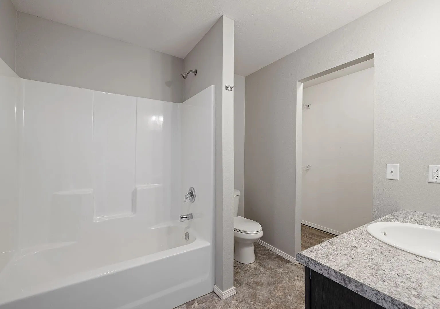 3 bedroom home in Monte Cristo neighborhood with fenced in yard — Photo 3