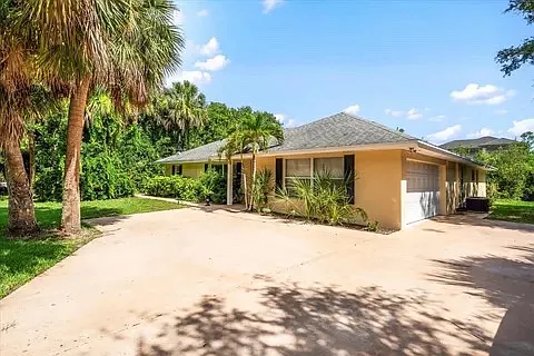527 E Causeway Blvd — Photo 27