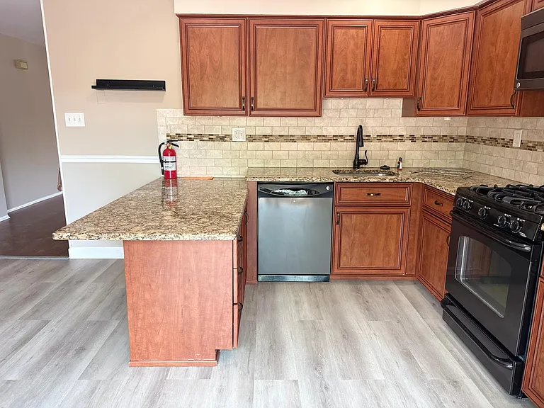 103 Bedford Pl — Photo 14
