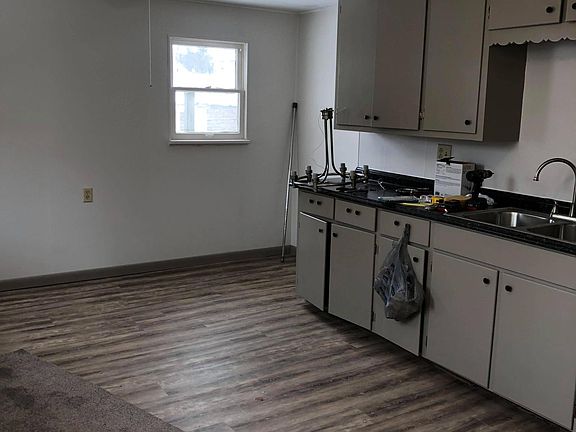 2nd image of 725 Oak St NW