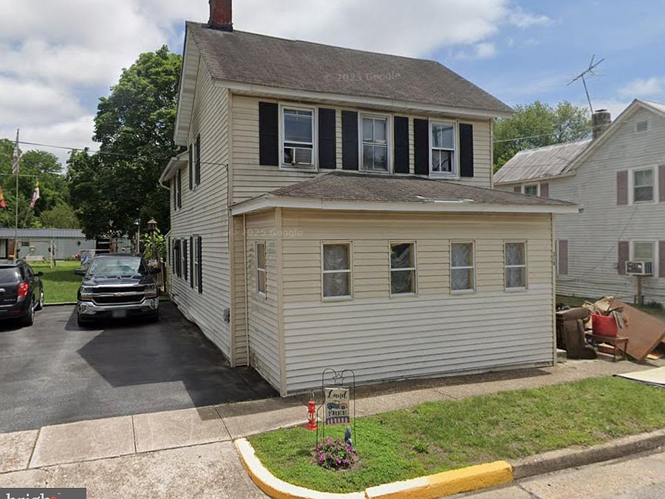 1st image of 210 Crane St