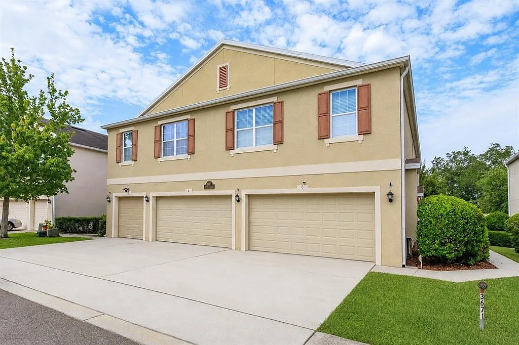 3 bed, 2.5 bath, 1639 sqft, $2,400 — Photo 1