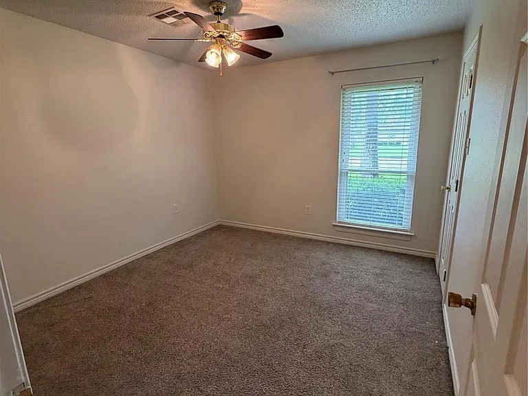 3011 Longwood Ln — Photo 11