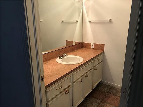 4th image of 2224 N Austin Ave