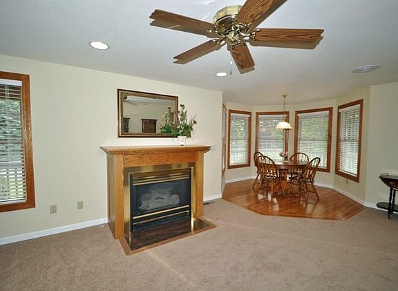 3rd image of 10153 Vickery Ave E
