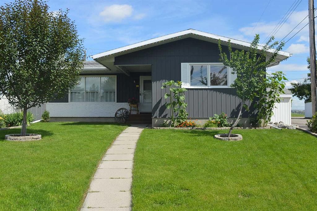 56 E Maple Court Cres SE