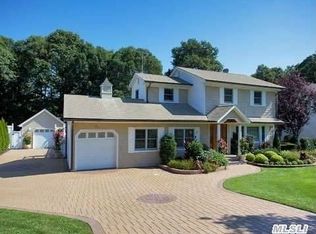 30 Schneider Ln, Hauppauge, NY 11788